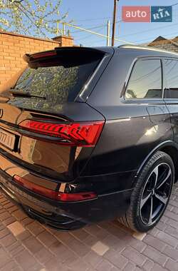Внедорожник / Кроссовер Audi Q7 2020 в 