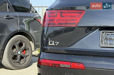 Внедорожник / Кроссовер Audi Q7 2016 в 