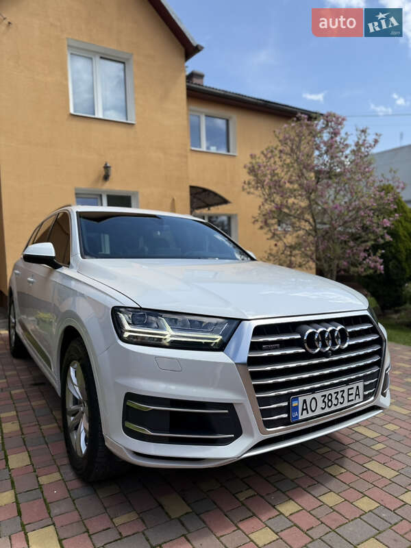 Внедорожник / Кроссовер Audi Q7 2017 в Ужгороде