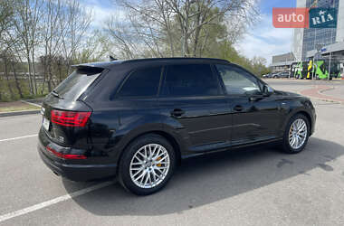 Позашляховик / Кросовер Audi Q7 2015 в 