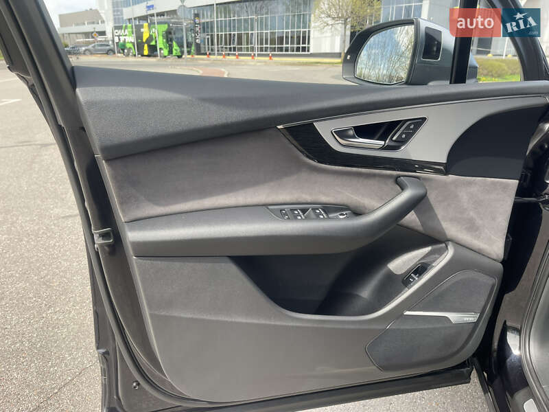 Внедорожник / Кроссовер Audi Q7 2015 в Киеве