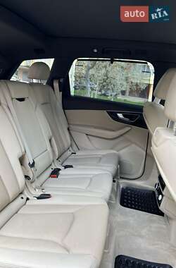 Внедорожник / Кроссовер Audi Q7 2016 в 