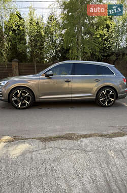 Внедорожник / Кроссовер Audi Q7 2015 в 