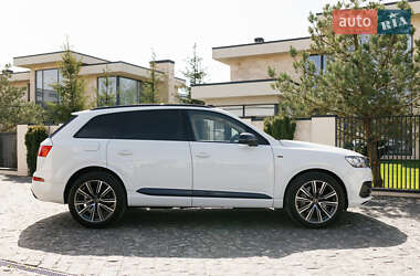 Внедорожник / Кроссовер Audi Q7 2017 в 