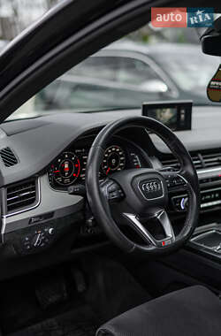 Позашляховик / Кросовер Audi Q7 2015 в 