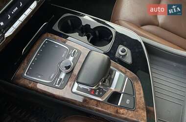 Внедорожник / Кроссовер Audi Q7 2016 в 