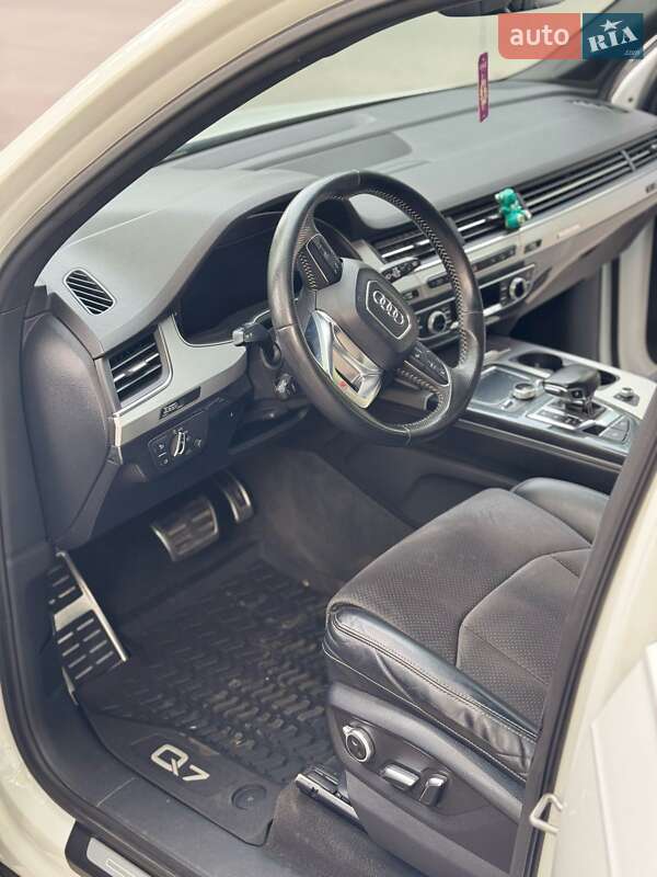 Внедорожник / Кроссовер Audi Q7 2016 в Звягеле