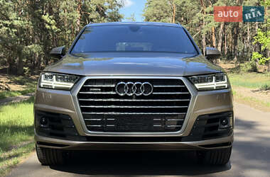 Позашляховик / Кросовер Audi Q7 2019 в 