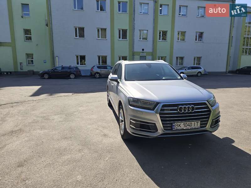 Позашляховик / Кросовер Audi Q7 2018 в Рівному
