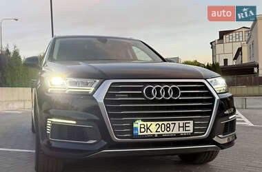 Внедорожник / Кроссовер Audi Q7 2016 в 