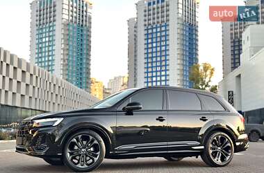 Позашляховик / Кросовер Audi Q7 2024 в 