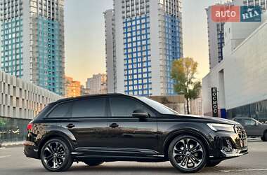 Позашляховик / Кросовер Audi Q7 2024 в 