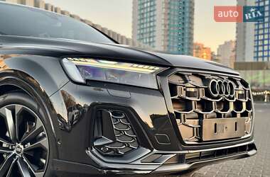 Позашляховик / Кросовер Audi Q7 2024 в 