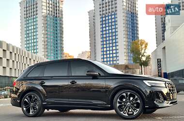 Позашляховик / Кросовер Audi Q7 2024 в 