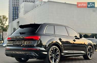Позашляховик / Кросовер Audi Q7 2024 в 