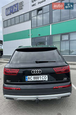 Позашляховик / Кросовер Audi Q7 2015 в 