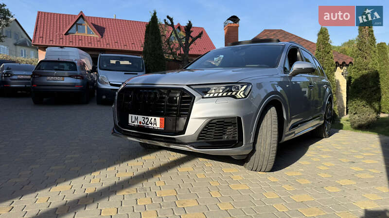 Позашляховик / Кросовер Audi Q7 2020 в Сваляві