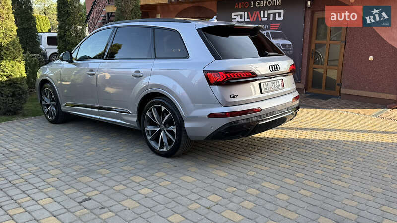 Позашляховик / Кросовер Audi Q7 2020 в Сваляві