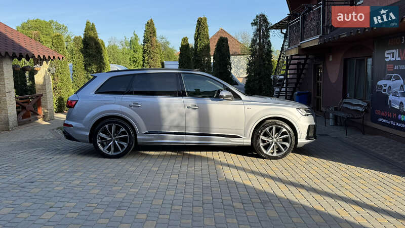 Позашляховик / Кросовер Audi Q7 2020 в Сваляві