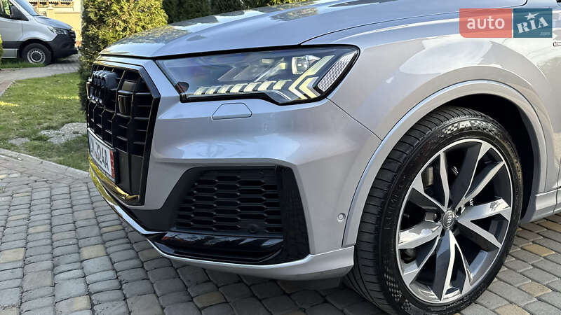 Позашляховик / Кросовер Audi Q7 2020 в Сваляві