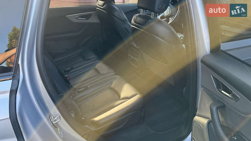 Позашляховик / Кросовер Audi Q7 2020 в Сваляві