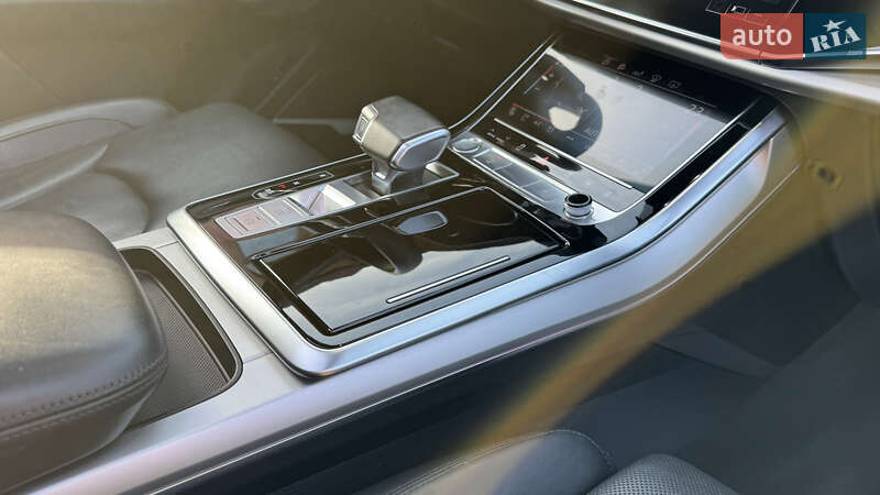 Позашляховик / Кросовер Audi Q7 2020 в Сваляві