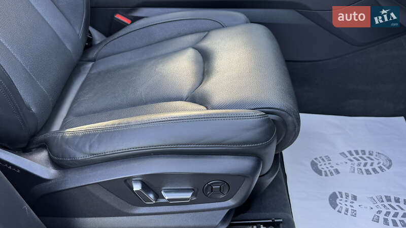 Позашляховик / Кросовер Audi Q7 2020 в Сваляві