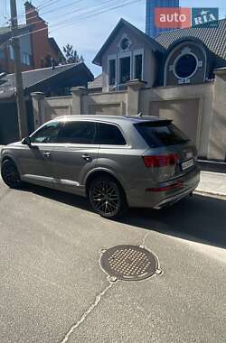 Позашляховик / Кросовер Audi Q7 2017 в 