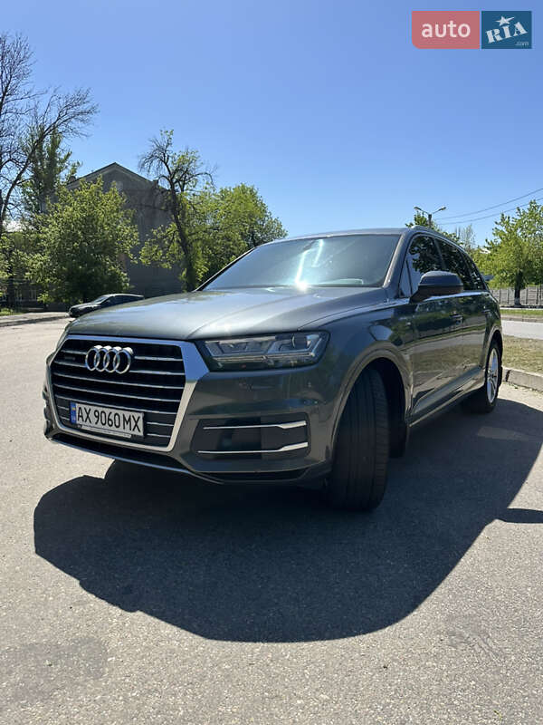 Внедорожник / Кроссовер Audi Q7 2015 в 