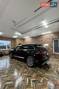 Внедорожник / Кроссовер Audi Q7 2017 в 