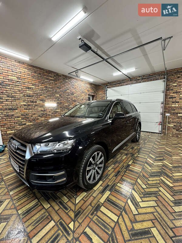 Внедорожник / Кроссовер Audi Q7 2017 в 