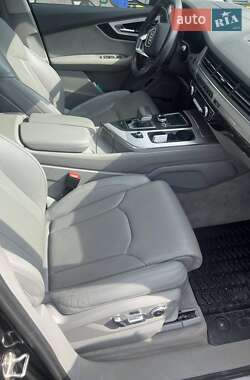 Внедорожник / Кроссовер Audi Q7 2016 в 