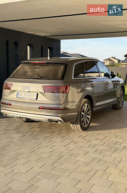 Позашляховик / Кросовер Audi Q7 2017 в 