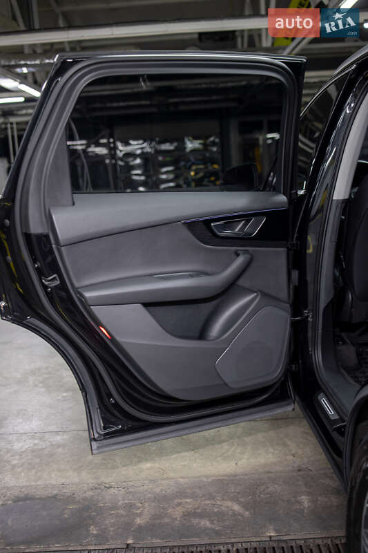 Позашляховик / Кросовер Audi Q7 2015 в Чернівцях