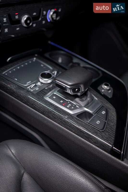 Позашляховик / Кросовер Audi Q7 2015 в Чернівцях