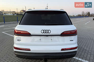 Позашляховик / Кросовер Audi Q7 2020 в 
