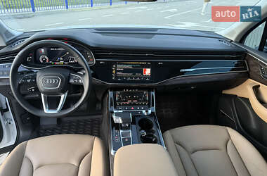Позашляховик / Кросовер Audi Q7 2020 в 