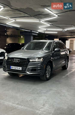 Внедорожник / Кроссовер Audi Q7 2016 в 