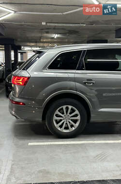 Внедорожник / Кроссовер Audi Q7 2016 в 