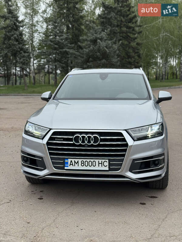 Внедорожник / Кроссовер Audi Q7 2016 в 