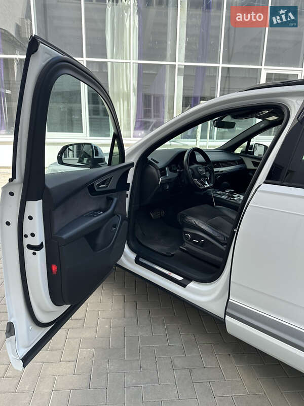 Внедорожник / Кроссовер Audi Q7 2017 в Черновцах