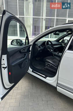 Внедорожник / Кроссовер Audi Q7 2017 в 