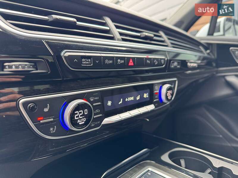 Позашляховик / Кросовер Audi Q7 2017 в Рівному