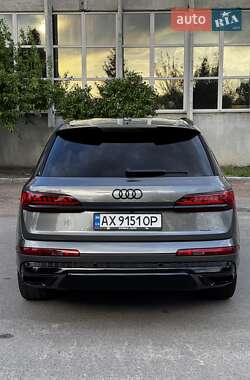 Позашляховик / Кросовер Audi Q7 2019 в 