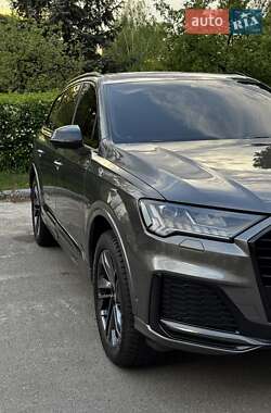 Позашляховик / Кросовер Audi Q7 2019 в 