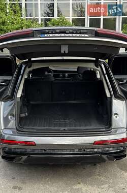Позашляховик / Кросовер Audi Q7 2019 в 