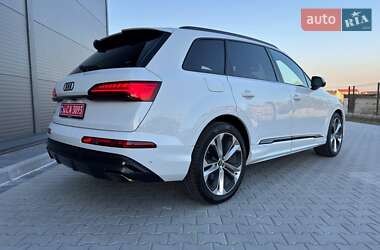 Позашляховик / Кросовер Audi Q7 2024 в 