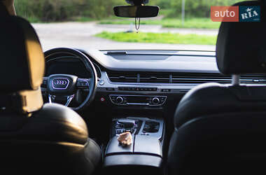 Внедорожник / Кроссовер Audi Q7 2017 в 