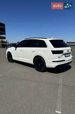 Позашляховик / Кросовер Audi Q7 2017 в 