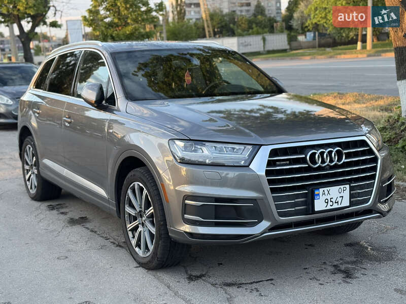 Позашляховик / Кросовер Audi Q7 2017 в 